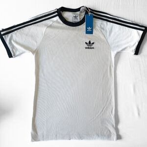 White adidas tee with 3 black stripes XS
